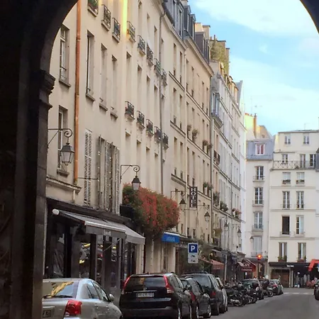 Boutique De La Place Des Vosges 3*
