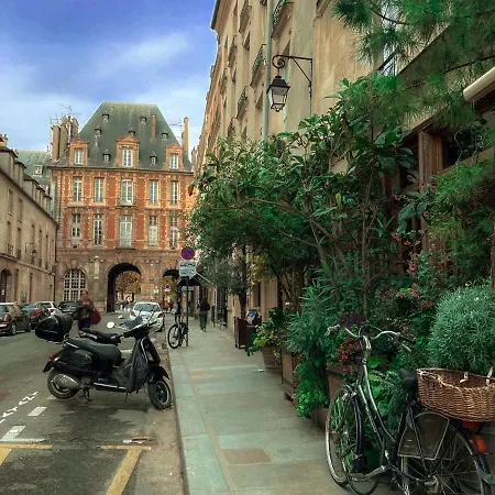 Boutique De La Place Des Vosges Paris
