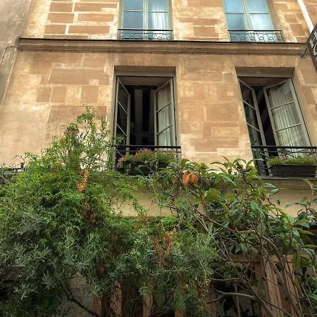 Boutique De La Place Des Vosges 3*