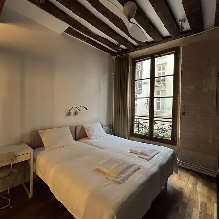 Boutique De La Place Des Vosges Paris