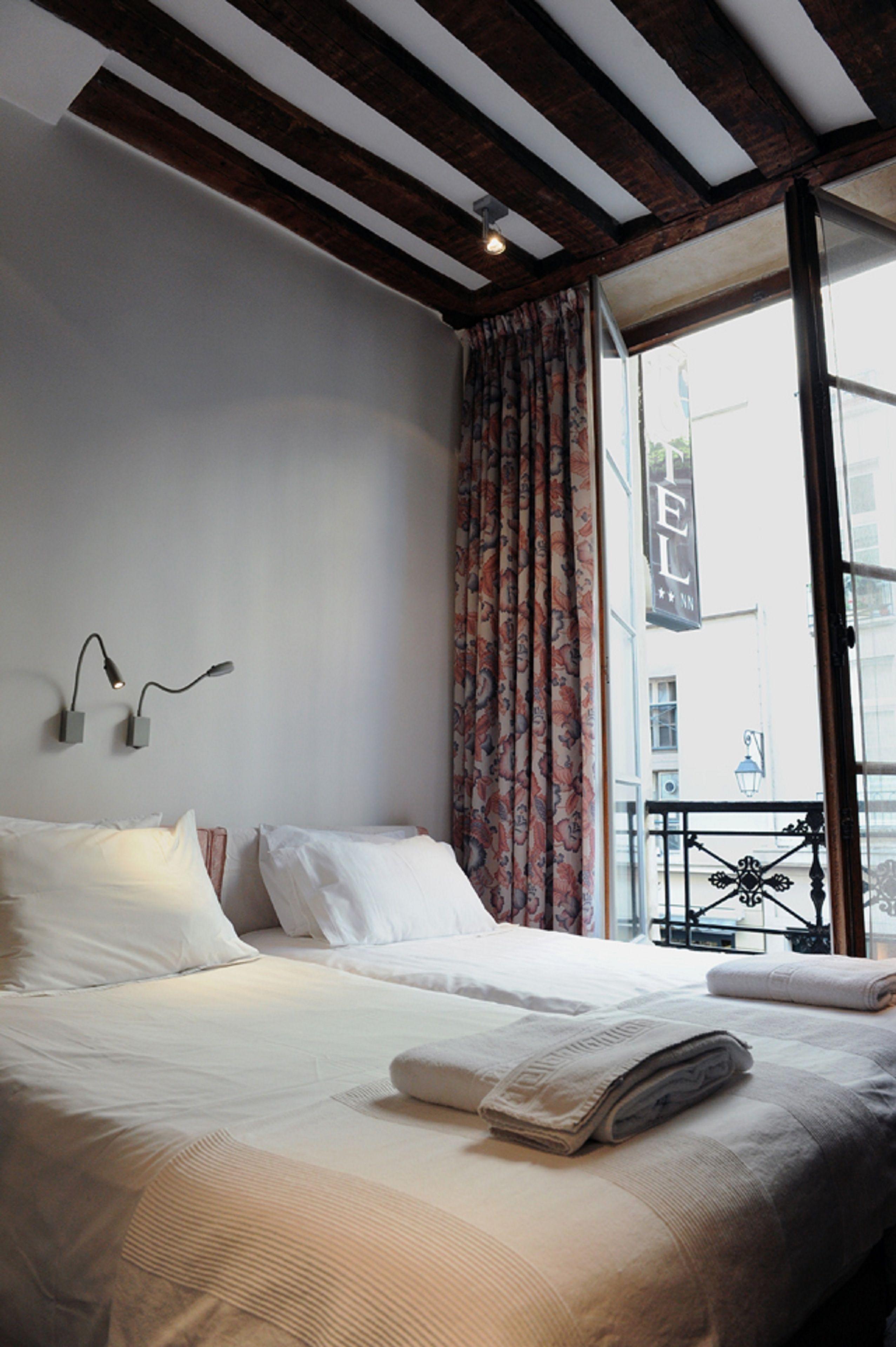 Boutique De La Place Des Vosges