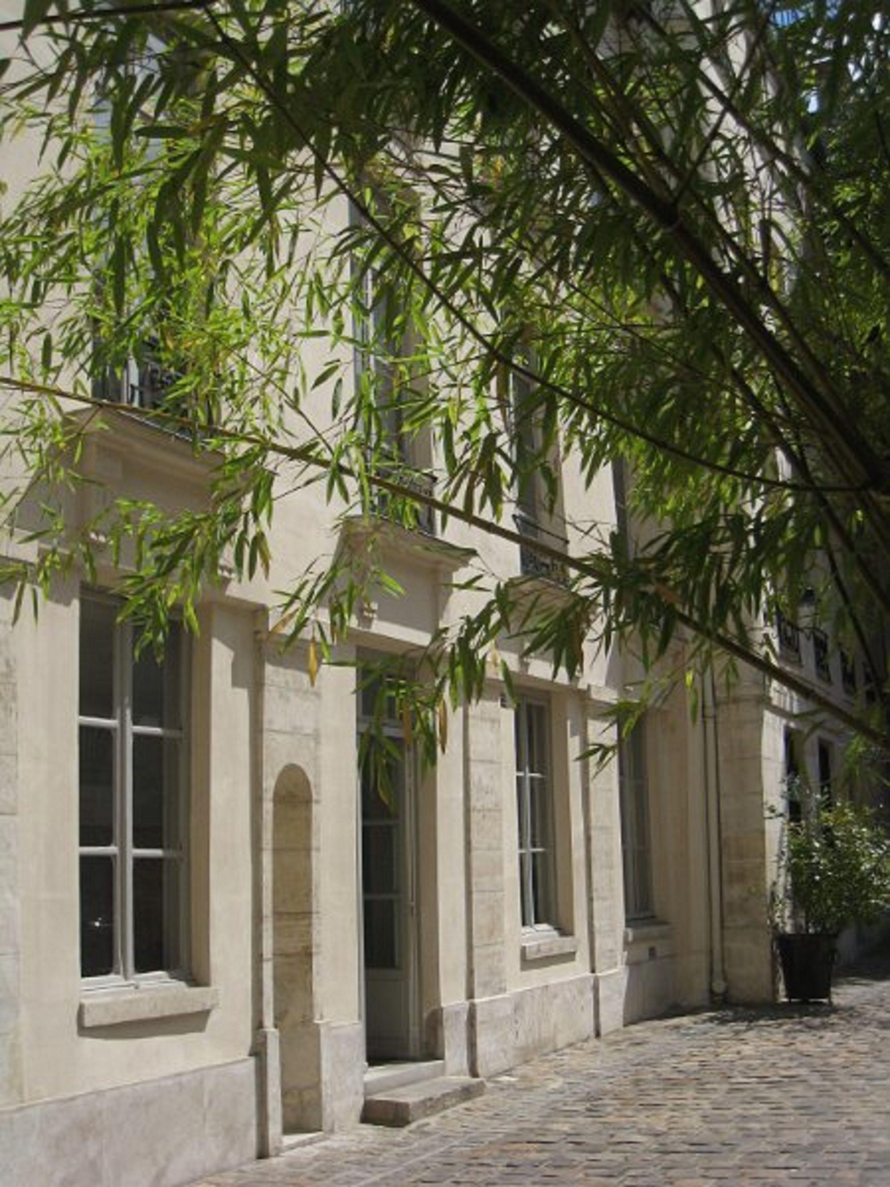 Boutique De La Place Des Vosges 3*