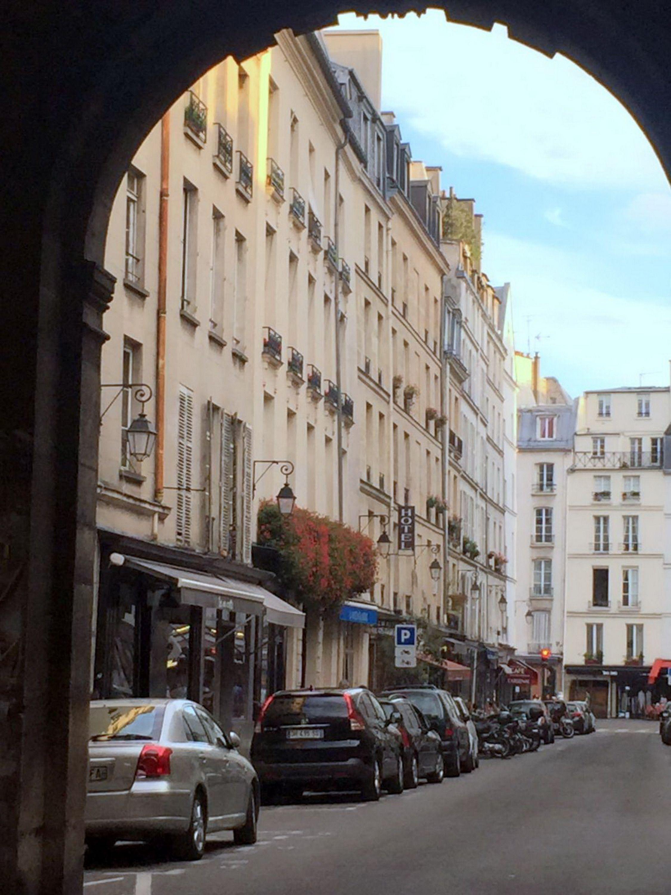 Boutique De La Place Des Vosges 3*