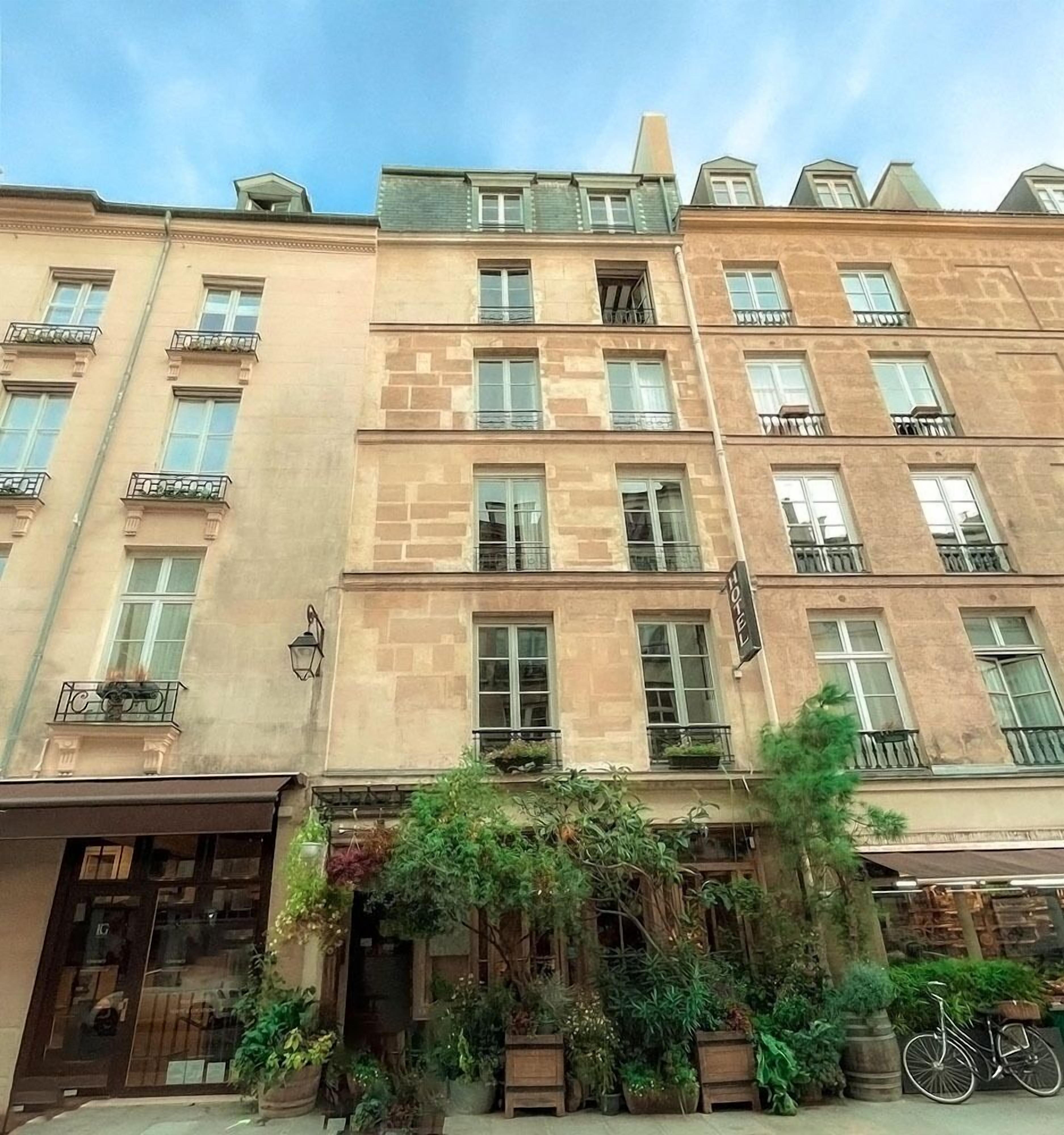 Boutique De La Place Des Vosges Paris