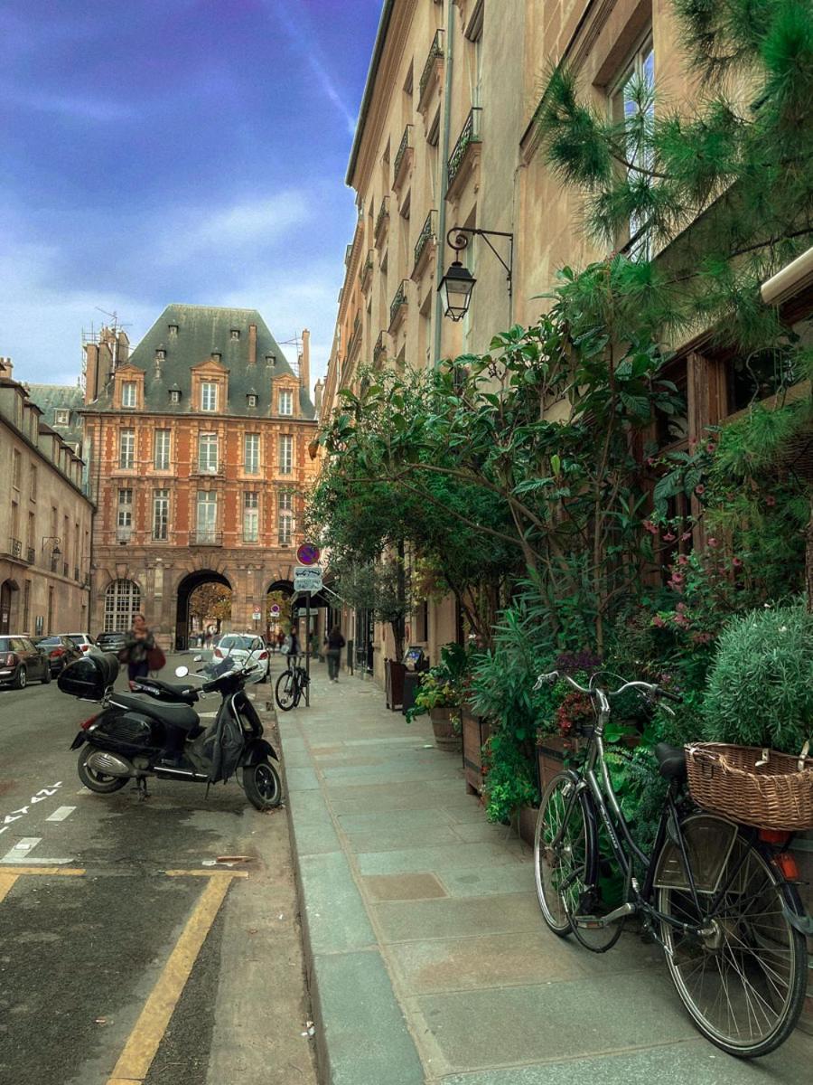 Boutique De La Place Des Vosges Paris