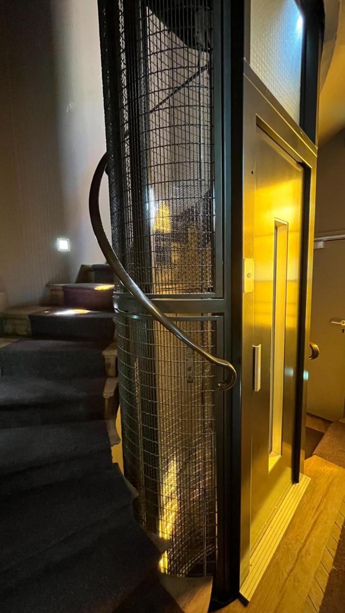 Boutique De La Place Des Vosges