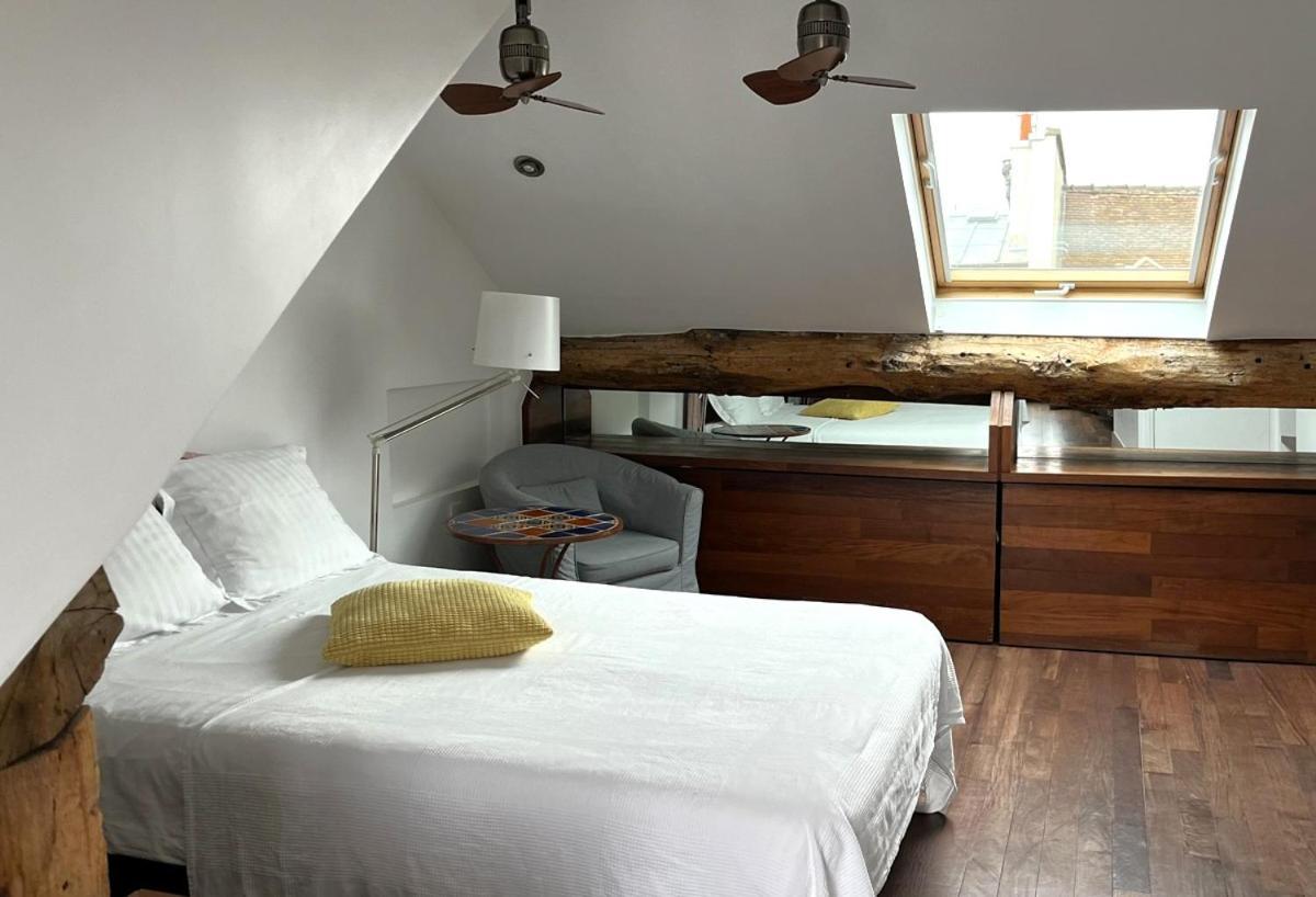 Boutique De La Place Des Vosges Paris