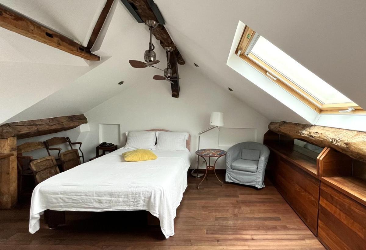 Boutique De La Place Des Vosges