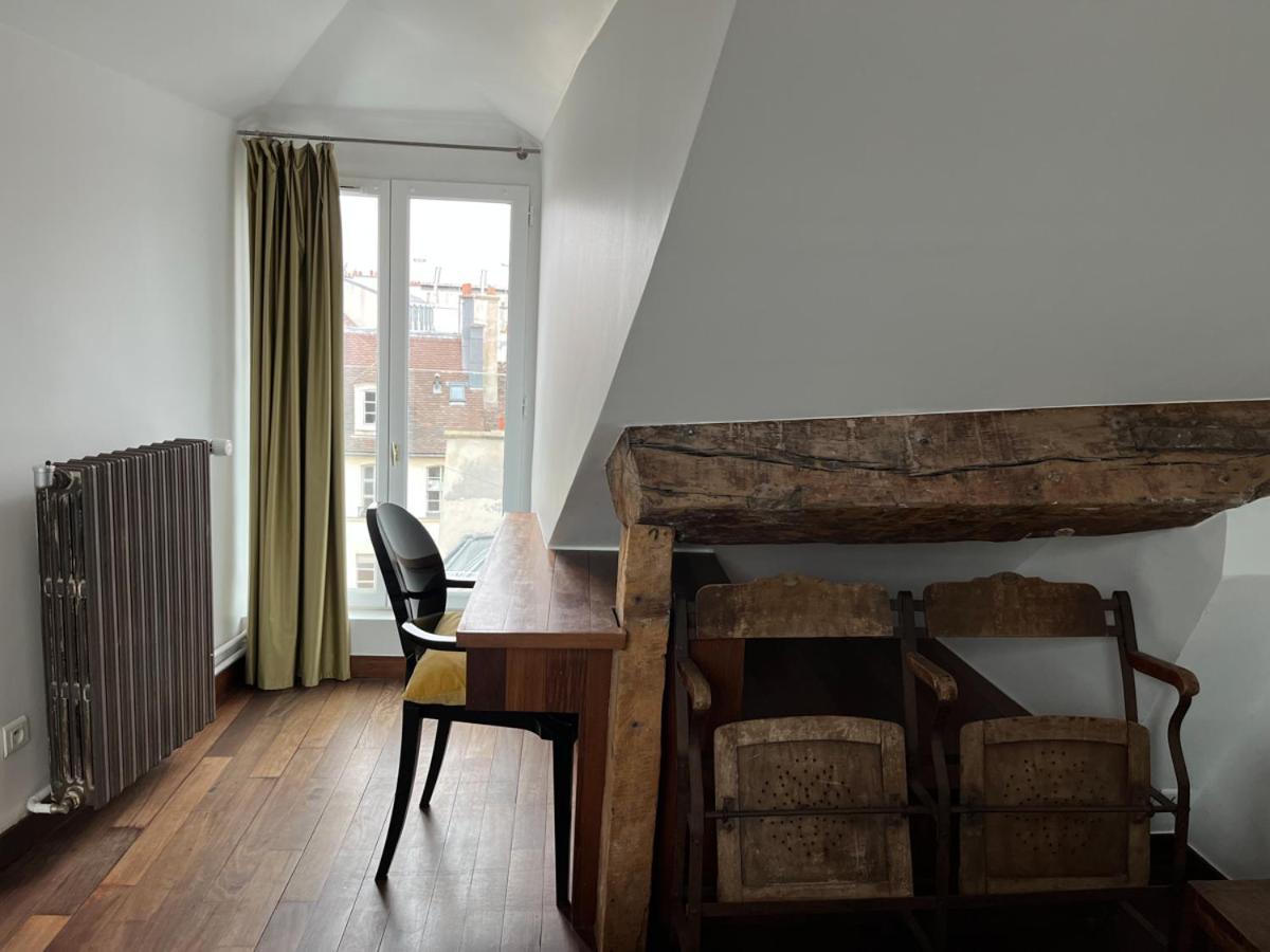 Boutique De La Place Des Vosges 3*