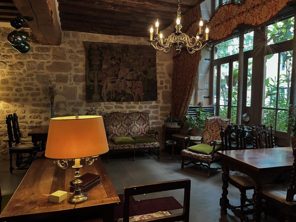 Boutique De La Place Des Vosges