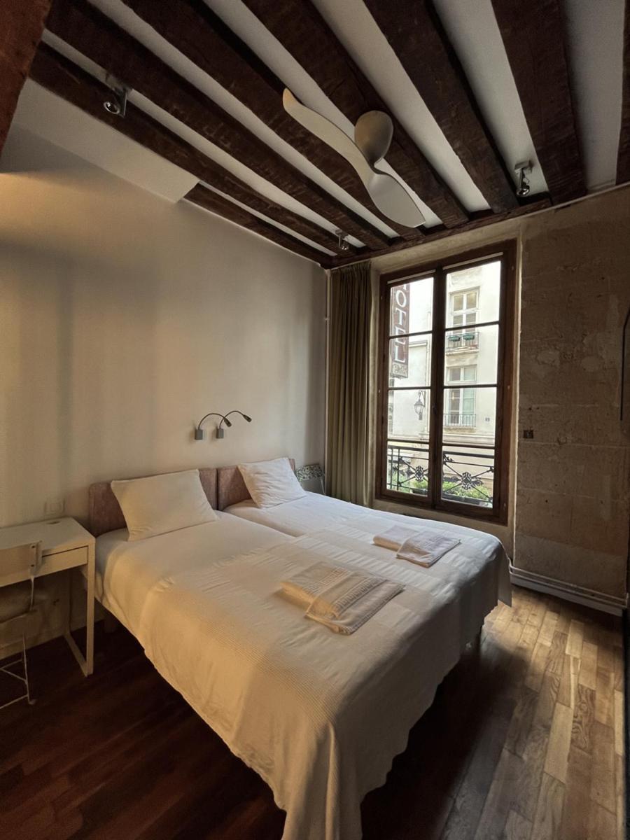 Boutique De La Place Des Vosges Paris