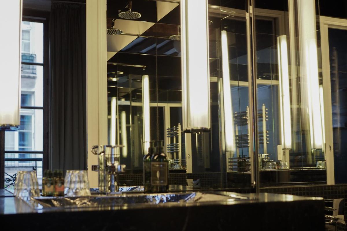 Boutique De La Place Des Vosges